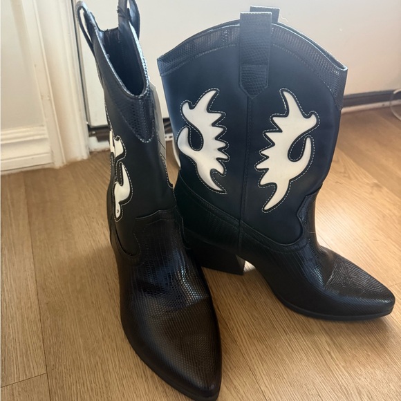 Soda Shoes - Soda NWT black heeled boots with white detail size 8